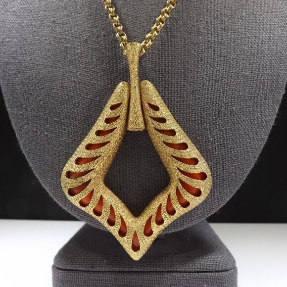 Sarah Coventry Gold Tone Pendant Necklace, Removable Orange Lucite Insert, 1970s - Picture 3 of 7